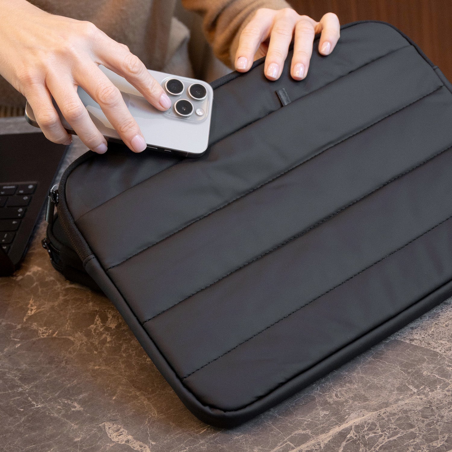 FUNDA PARA LAPTOP DE 13" - COLOR NEGRO - Monteli