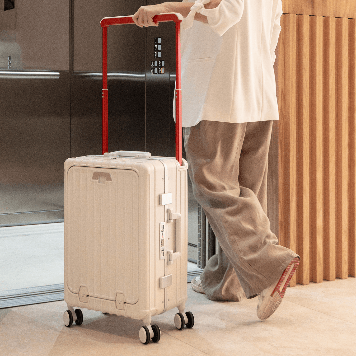 MALETA CAPRI 20" TSA BLANCA ASA GRANDE - Monteli